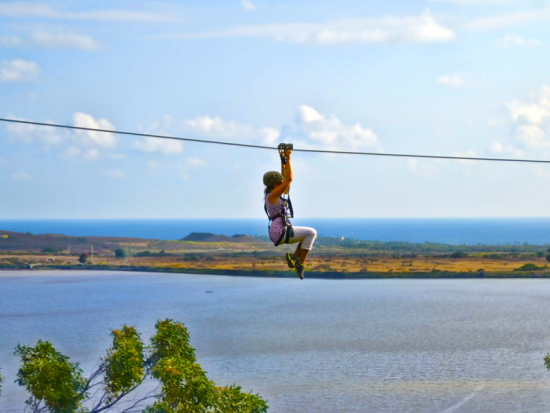 カウアイ島 ジップライン8本　ユニークなハーネスをつけてジップラインに挑戦！＜英語インストラクター＞