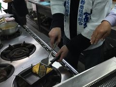 Rolling tamago-yaki omelette