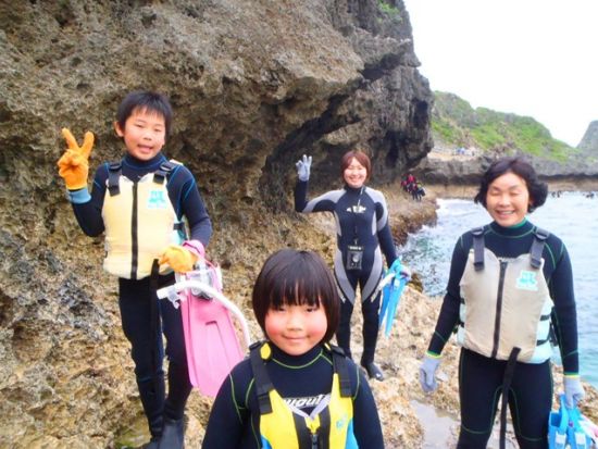 青の洞窟 シュノーケリング　冒険気分で海岸線から洞窟へ歩いてアプローチ！＜ビーチ／ショップ設備利用可／恩納村発＞