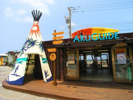 青の洞窟 シュノーケリング　冒険気分で海岸線から洞窟へ歩いてアプローチ！＜ビーチ／ショップ設備利用可／恩納村発＞