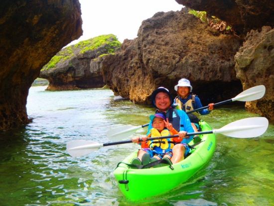 青の洞窟 シュノーケリング+シーカヤック　いくつもの巨岩をシーカヤックですり抜け冒険気分！＜ビーチ／ショップ設備利用可／恩納村発＞