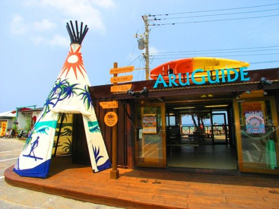 青の洞窟 シュノーケリング+SUP エメラルドの海を漕ぎ出し神秘の洞窟へ！絶景の海上散歩＆洞窟探検＜ビーチ／ショップ設備利用可／恩納村発＞