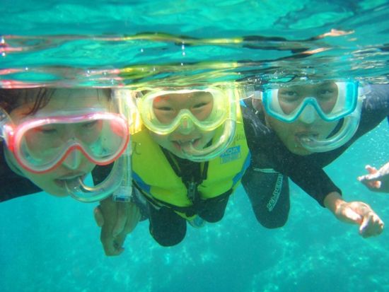 青の洞窟 シュノーケリング+SUP エメラルドの海を漕ぎ出し神秘の洞窟へ！絶景の海上散歩＆洞窟探検＜ビーチ／ショップ設備利用可／恩納村発＞