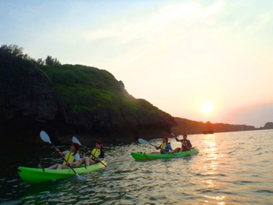 サンセットシーカヤック 夕暮れの海の上で沈む夕陽を眺めよう＜恩納村＞