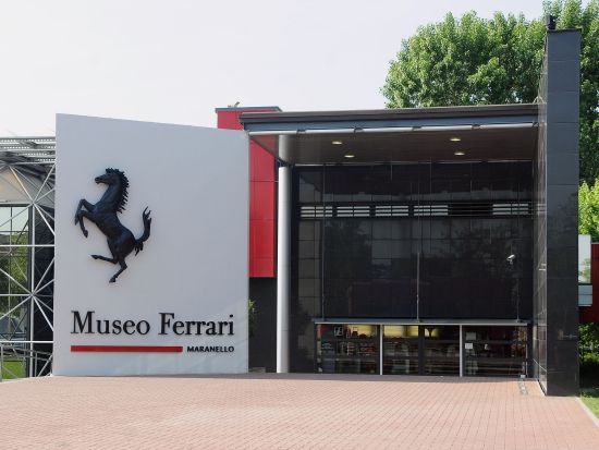 フェラーリの聖地！マラネッロで夢のフェラーリ乗車体験ツアー＜送迎付／ミラノ発＞by Max Harvest