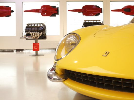 フェラーリの聖地！マラネッロで夢のフェラーリ乗車体験ツアー＜送迎付／ミラノ発＞by Max Harvest