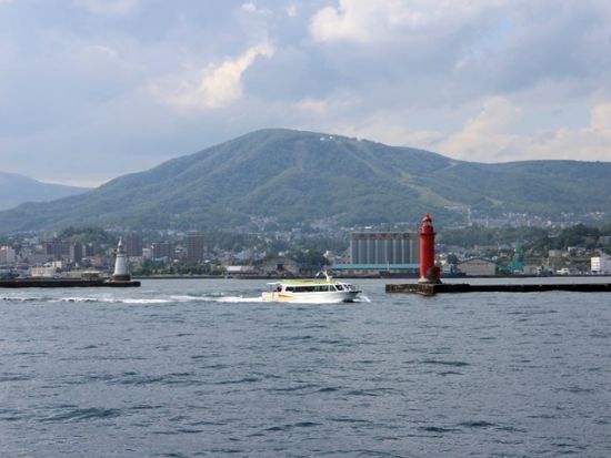 小樽海上観光船あおばと：祝津航路 小樽水族館や鰊御殿などへの移動にも便利！＜4月18日～10月18日／20分／小樽港＆祝津港発着＞