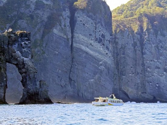 小樽海上観光船あおばと：オタモイ航路 オモタイ海岸や赤岩海岸などの断崖絶壁をぐるっと周遊クルーズ＜4月18日～10月18日／40～90分／小樽港＆祝津港発＞