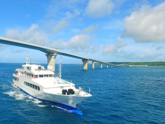 サンセットディナークルーズ　輝く夕陽を見ながらディナーブッフェ！ガラス張りの船底で魚の観賞も楽しめる＜宮古島＞