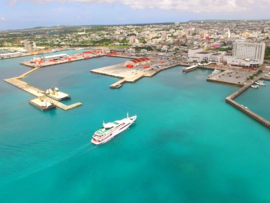 ランチクルーズ　水中鑑賞も楽しめる大型客船「モンブラン」でビュッフェランチ＜宮古島＞