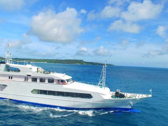 ランチクルーズ　水中鑑賞も楽しめる大型客船「モンブラン」でビュッフェランチ＜宮古島＞