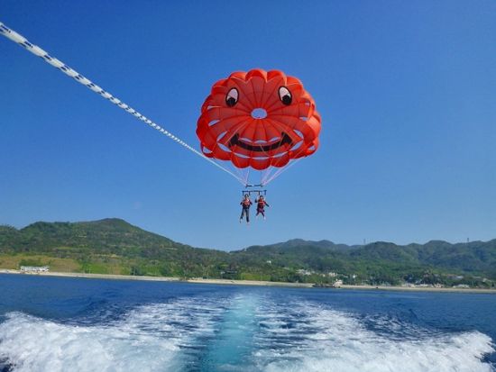 水納島パラセーリング　シュノーケリングで水納島の青く透明な海を満喫＜半日または1日／本部町発＞