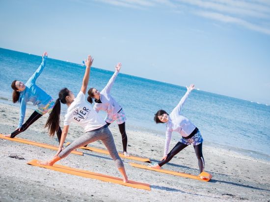 初心者大歓迎！ビーチヨガ体験　選べる朝ヨガorサンセットヨガ　カフェでのドリンク付＜写真データプレゼント／午前／ヨガマットレンタル付き／エバーリゾート／逗子＞