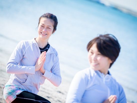 初心者大歓迎！ビーチヨガ体験　選べる朝ヨガorサンセットヨガ　カフェでのドリンク付＜写真データプレゼント／午前／ヨガマットレンタル付き／エバーリゾート／逗子＞