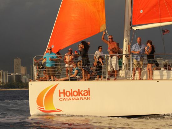 サンセットセーリング　ホロカイ・カタマラン号　オープンバーでの飲み放題付き！金曜日は大人限定でゆったりクルーズ＜ワイキキ発＞