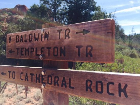 ボルテックス観光 カセドラルロック＋ホーリークロス＋スライドロック州立公園 半日観光ツアー＜日本語ガイド＞