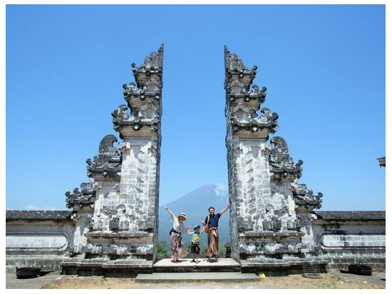 サンライズ・ヨガ＆アリラ・マンギスの贅沢ブランチ　超感動の朝日鑑賞、ランプヤン寺院でのお祈り体験も！ ＜現地ガイド ※日本語可＞