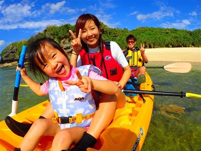 シーカヤックツアー 無人島ピクニック＆シュノーケリング 3歳～参加OKで家族旅行におすすめ＜恩納村＞by アースシップ沖縄 |  沖縄本島の観光・オプショナルツアー専門 VELTRA(ベルトラ)