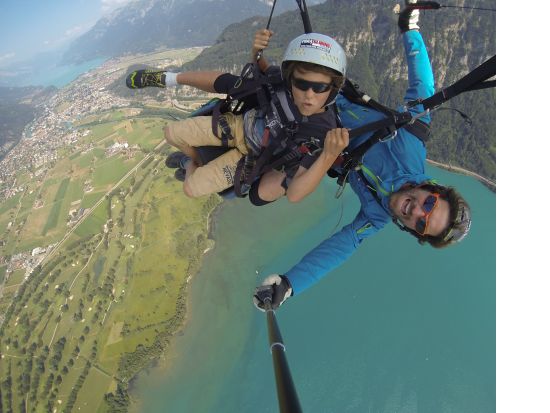 アルプスの絶景を空から堪能！タンデム・パラグライダー＜ホテルお迎えオプション有り／インターラーケン発＞