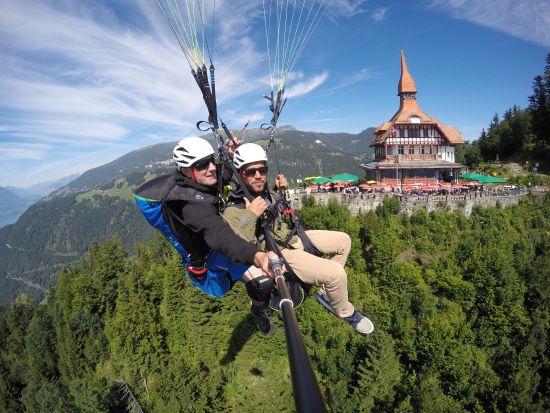 アルプスの絶景を空から堪能！タンデム・パラグライダー＜ホテルお迎えオプション有り／インターラーケン発＞