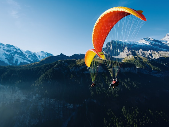 アルプスの絶景を空から堪能！タンデム・パラグライダー＜ホテルお迎えオプション有り／インターラーケン発＞