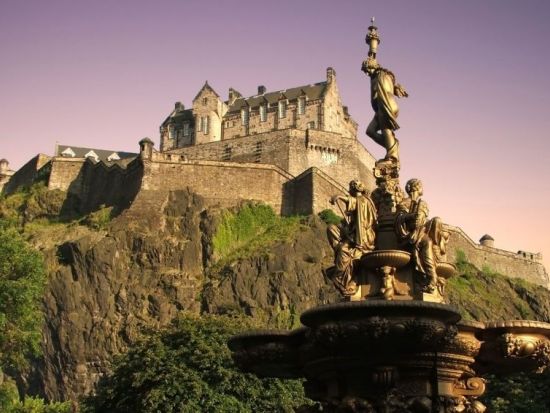 中世の街エジンバラ 観光パッケージ　列車往復チケット＆エジンバラ城入場チケット＆乗り降り自由バスチケット ＜ロンドン発＞ by Evan Evans