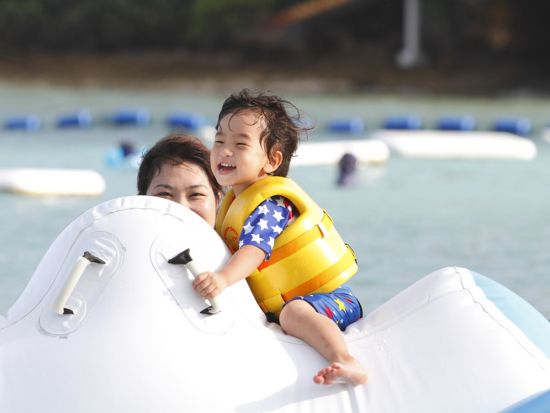 万座オーシャンパーク 国内最大級の海上アスレチック ＜ANAインターコンチネンタル万座ビーチリゾート内／3歳以上参加OK＞