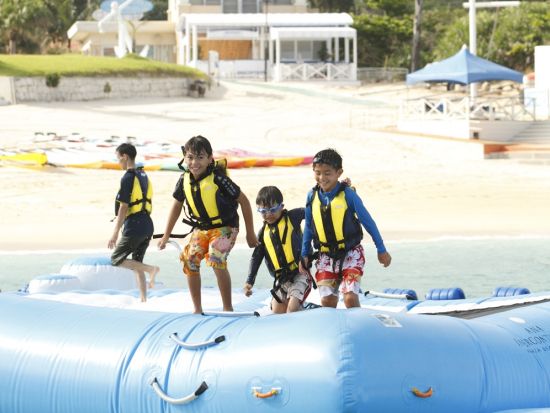 万座オーシャンパーク 国内最大級の海上アスレチック ＜ANAインターコンチネンタル万座ビーチリゾート内／3歳以上参加OK＞