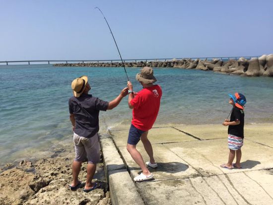 港釣りツアー 島人から教わるのんびり釣り体験 初心者・子どもにもおすすめ＜釣具一式レンタル付／伊良部島＞
