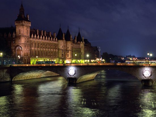 【送迎付】セーヌ川ディナークルーズ　バトーパリジャン　窓際席プランあり＜3コースディナー／往復ホテル貸切送迎＞