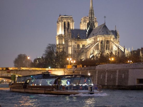 セーヌ川ディナークルーズ　バトーパリジャン　窓際席プラン＆誕生日プランあり ＜18:15または20:30発／3コースディナー＞