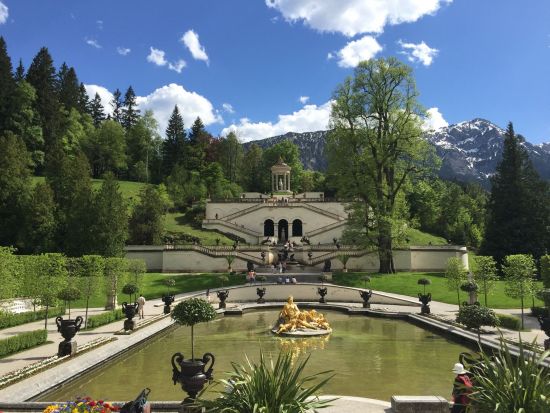 デラックスバス利用！世界遺産ノイシュバンシュタイン城＆リンダーホーフ城　日帰りツアー　入場料込み ＜Wi-Fi付バス／ミュンヘン発＞