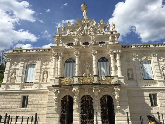 デラックスバス利用！世界遺産ノイシュバンシュタイン城＆リンダーホーフ城　日帰りツアー　入場料込み ＜Wi-Fi付バス／ミュンヘン発＞