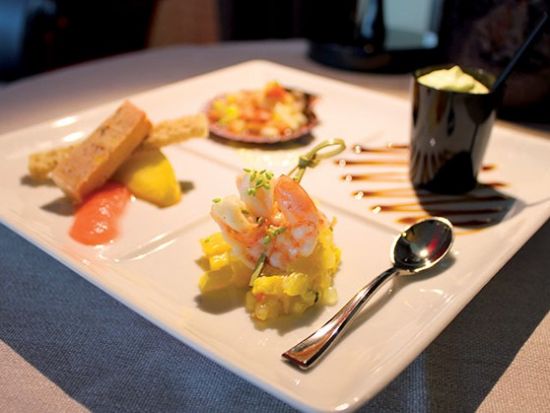 セーヌ川ディナークルーズ＋エッフェル塔（第2展望台）＋ムーラン・ルージュ（Moulin Rouge）＜18:45発／3コースディナー／ソルフェリーノ河川港集合＞