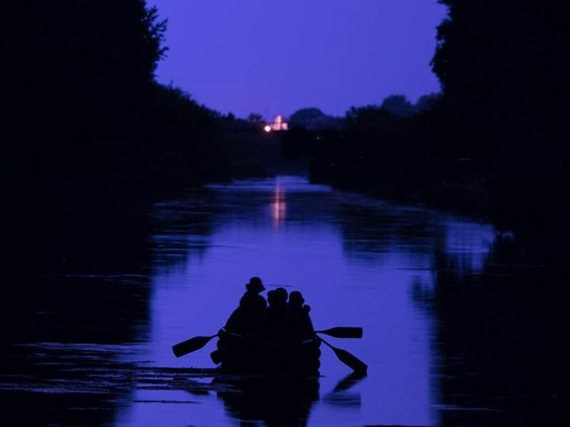 ナイトリバークルージング 十勝 帯広川をeボートで行く 夜ならではの静寂の世界へ 帯広市 十勝 帯広の観光 遊び 体験 レジャー専門予約サイト Veltra ベルトラ