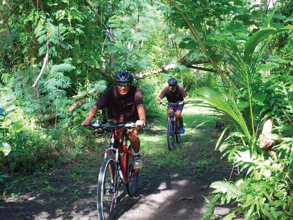 ダウンヒルバイク・アドベンチャー＋トレッキング＋シュノーケリングツアー グッズレンタル付きで気軽に体験！＜英語ガイド／送迎付き＞ グアムの観光・オプショナルツアー専門 VELTRA(ベルトラ)