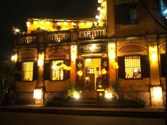 サクラ（Sakura）レストラン食事券＆事前予約サービス　ホイアンの情緒あふれる川沿い人気店＜夜／ホイアン旧市街＞