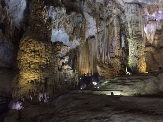 天国の洞窟（パラダイスケイブ）見学ツアー　ライトアップされた鍾乳洞に圧巻！世界遺産フォンニャ-ケバン国立公園＜1日／現地ガイド(日本語可)／昼食／フエ発＞