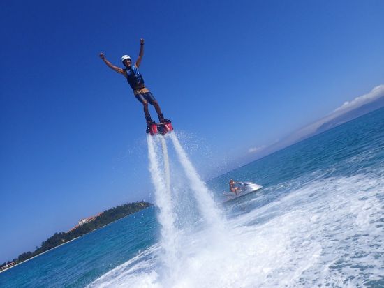 フライボード 水圧で空を飛ぶ 新感覚アトラクション！トイレ・温水シャワー・更衣室完備で快適＜7〜9月／名護市＞