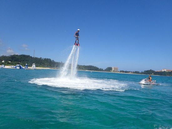 フライボード 水圧で空を飛ぶ 新感覚アトラクション！トイレ・温水シャワー・更衣室完備で快適＜7〜9月／名護市＞