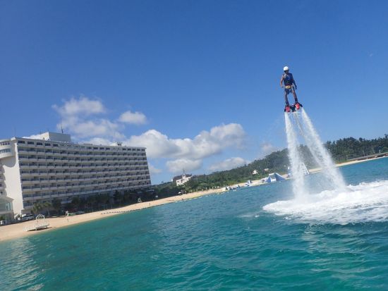 フライボード 水圧で空を飛ぶ 新感覚アトラクション！トイレ・温水シャワー・更衣室完備で快適＜7〜9月／名護市＞