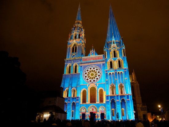 光のシャルトル ～世界遺産シャルトル大聖堂 プロジェクションマッピング観賞～＜貸切／往復送迎／パリ発着＞ by[みゅう]