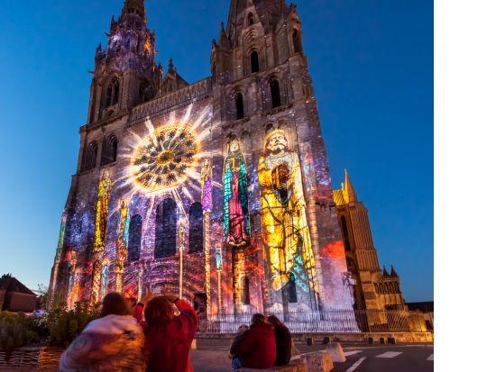 光のシャルトル ～世界遺産シャルトル大聖堂 プロジェクションマッピング観賞～＜貸切／往復送迎／パリ発着＞ by[みゅう]
