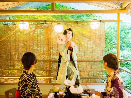 京都高雄 もみぢ家　川床ディナープラン 源氏ボタル鑑賞の夕べ ＋舞妓さんの京舞鑑賞日あり（2026/6/1～2026/6/30）＜川床席確約／送迎あり／高雄＞