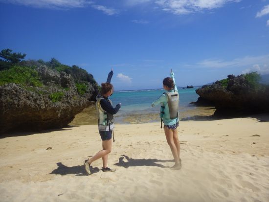 シーカヤックツアー 透明な船体のスケルトンカヤックから海の中を観察しよう！＜恩納村・本島北部＞by 海遊倶楽部