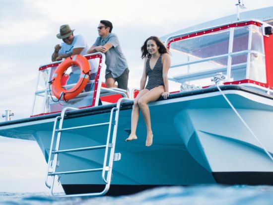 ボートクルーズ　ハレイワ・クイーン号　ガラス底のボートで海中の世界とハワイの海岸線を同時に満喫！小さなお子様参加可、飲食物持ち込み可＜1時間／ケワロ湾発＞