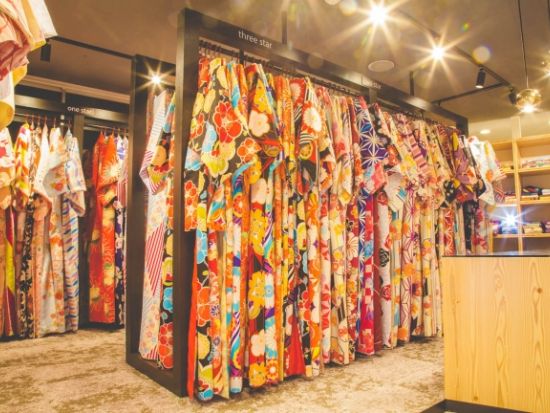 振袖レンタル 華麗に飾る魅力的な振袖を着て特別な1日を ～現代的なモダン柄や古典的な柄まで 多くの個性的な柄をご用意～＜大阪なんば店＞by VASARA