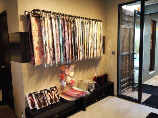 振袖レンタル 華麗に飾る魅力的な振袖を着て特別な1日を ～現代的なモダン柄や古典的な柄まで 多くの個性的な柄をご用意～＜大阪なんば店＞by VASARA