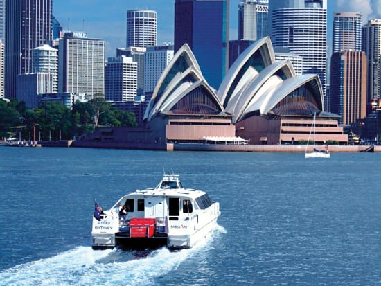 【ランチクルーズ】キャプテンクック豪華船クルーズ☆美しいシドニー湾の絶景と新鮮なシーフードを堪能！＜3コースランチ付き＞