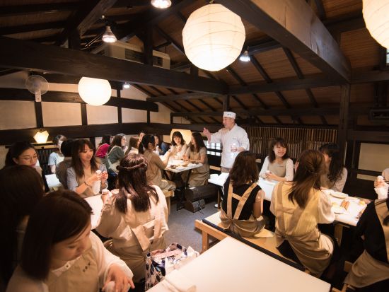 和菓子作り体験 町家造りの老舗和菓子店で和菓子作り 清水寺からアクセス良好＜和菓子3～4種類＋お抹茶／2名～／持ち帰り可／手ぶら参加OK＞ by 甘春堂 東店 